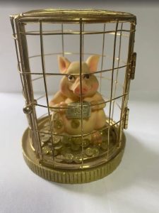 Статуэтка «Свинка в клетке» 10,7см